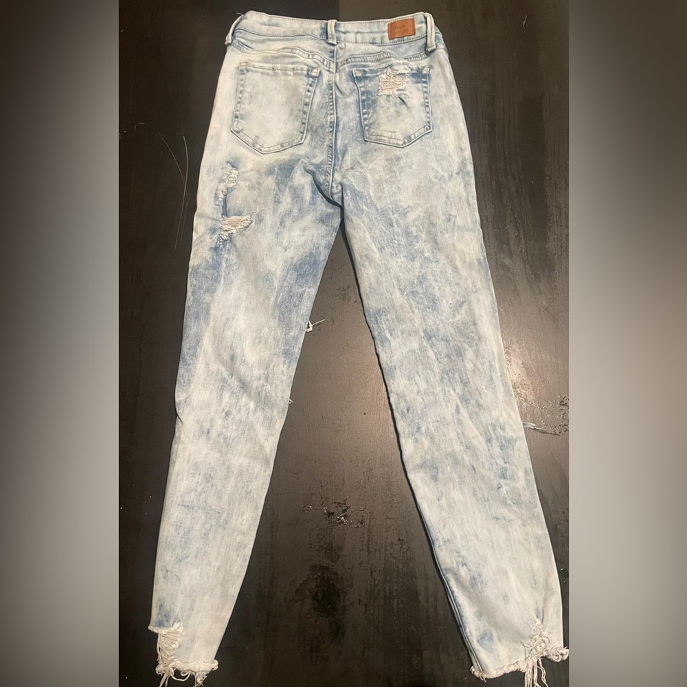 Women’s mid-rise skinny ripped jean